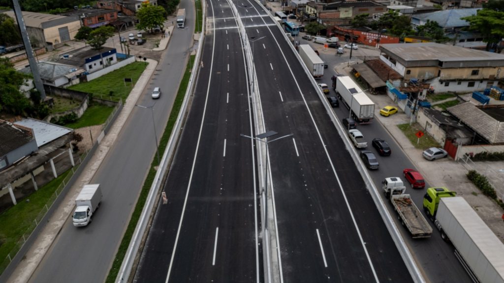 BR-493 ganha 5 km de pista duplicada em obra de R$ 600 milhões, mas o congestionamento de 3 km segue até viadutos que só começam em 2027 BR-493 ganha 5 km de pista duplicada em obra de R$ 600 milhões, mas o congestionamento de 3 km segue até viadutos que só começam em 2027