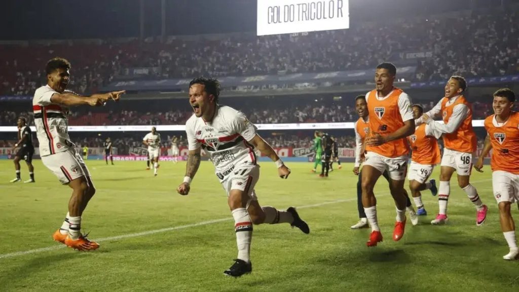São Paulo vence Vasco e se distancia da zona de rebaixamento no Brasileirão