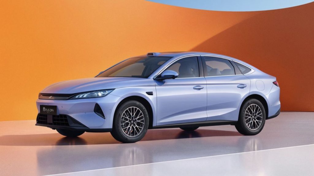 Um sedã maior que o BYD King pelo equivalente a R$ 64 mil: novo Qin Plus tem porta-malas de 570 litros e alcance anunciado de até 2.290 km na China
