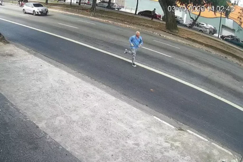 Câmeras flagram jornalista correndo atrás de bandidos antes de infartar. Veja vídeo Câmeras flagram jornalista correndo atrás de bandidos antes de infartar. Veja vídeo