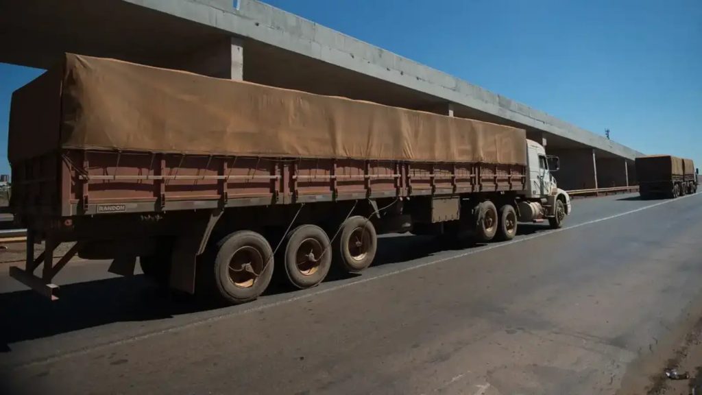 Transporte de produtos perigosos no Brasil reúne mais de 98 mil trabalhadores e enfrenta desafios na qualificação técnica e renovação da mão de obra