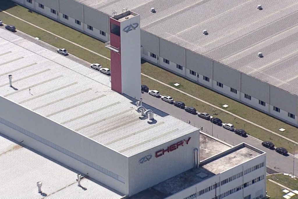 Moradores de Jacareí (SP) esperam desde 2022 a volta da fábrica da Caoa Chery, que já teve 600 funcionários e capacidade para 150 mil carros por ano, e a prefeitura deu 30 dias para a montadora se explicar