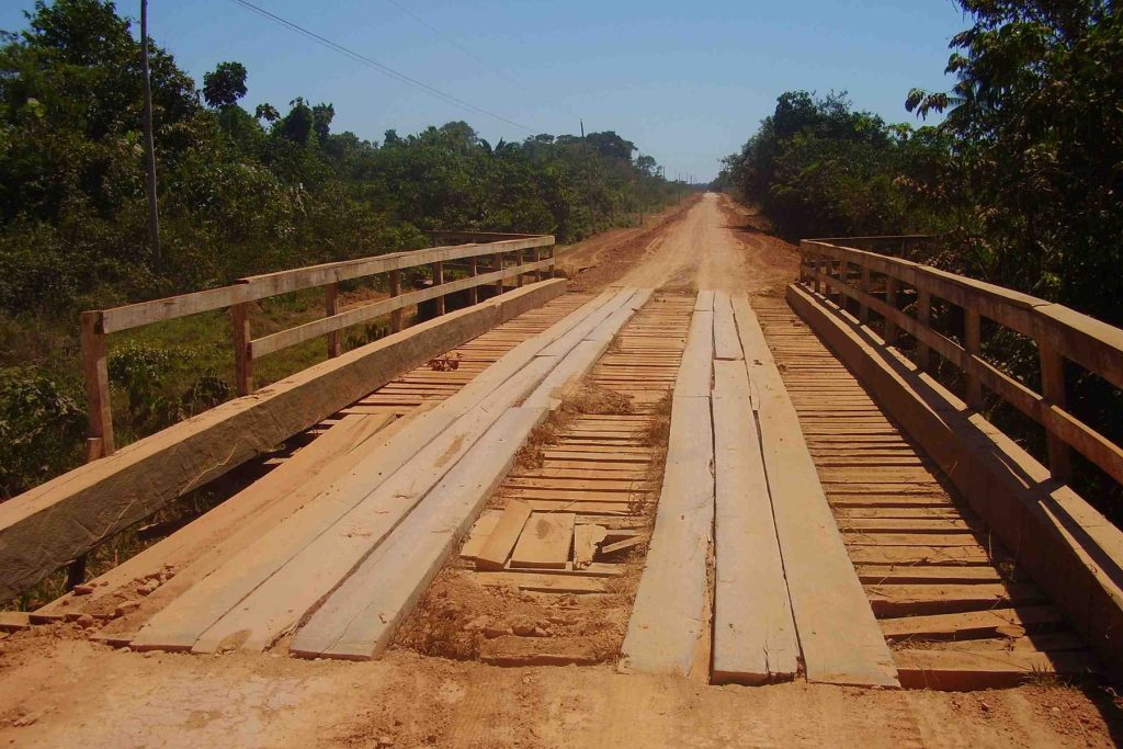 Evitar pedágio no aplicativo pode levar a estradas de terra e pontes precárias, mas GPS apenas calcula localização e não verifica se a estrutura suporta o peso do seu carro