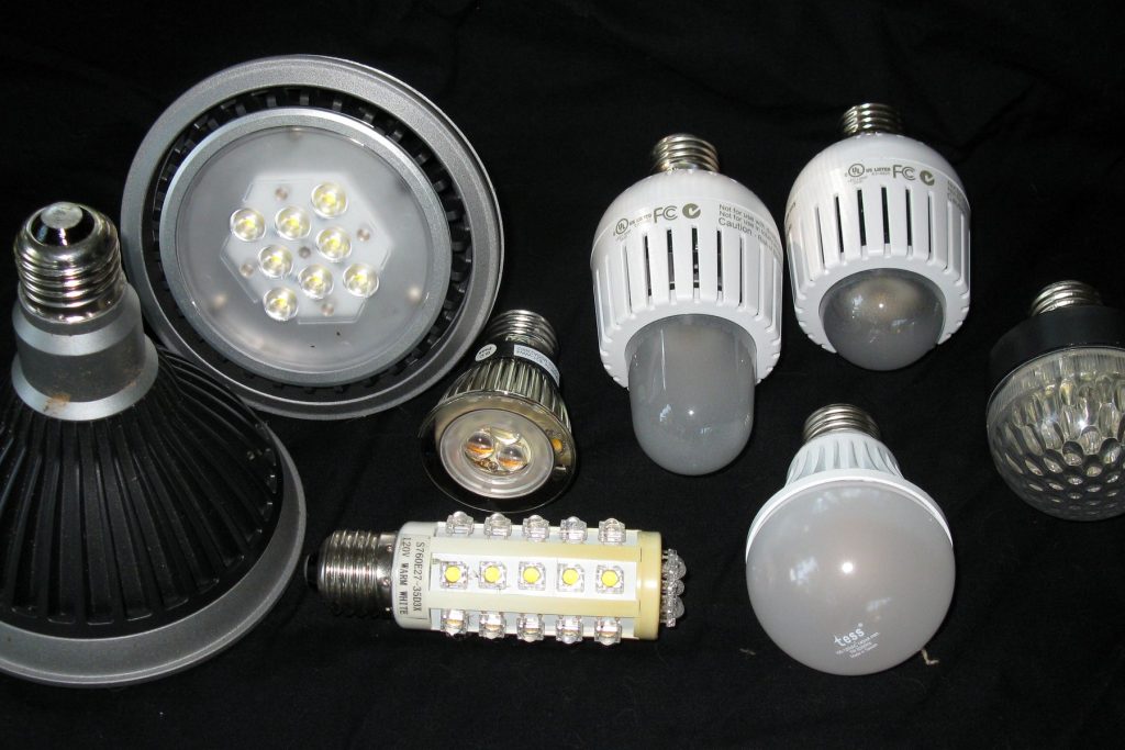 Interruptores iluminados, sensores e dimmers podem explicar por que seu LED continua aceso mesmo desligado, mas o brilho residual não permite diagnosticar sozinho a causa presente no circuito da iluminação Interruptores iluminados, sensores e dimmers podem explicar por que seu LED continua aceso mesmo desligado, mas o brilho residual não permite diagnosticar sozinho a causa presente no circuito da iluminação