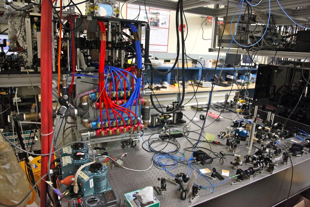 Átomos próximos do zero absoluto ajudam a testar Einstein no mundo quântico, e resultado confirma previsão sobre queda livre sem resolver o mistério da natureza da gravidade na física moderna