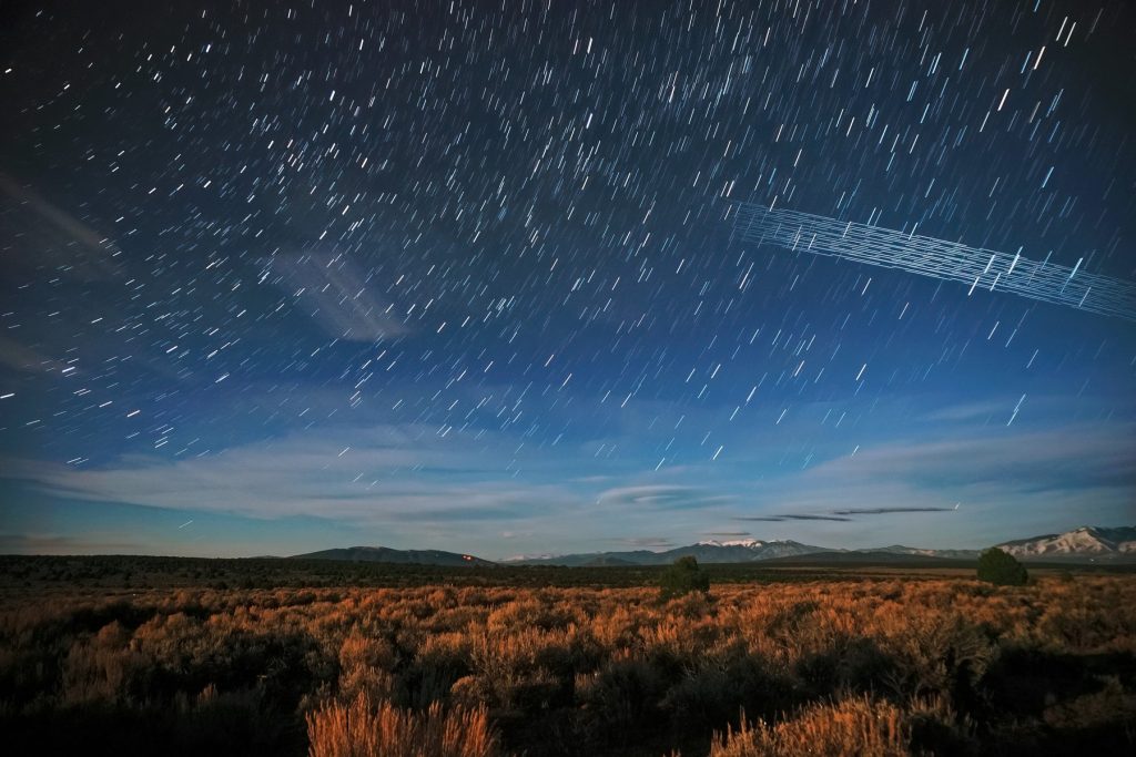 Mais de 34 mil satélites e detritos circulam na órbita baixa da Terra, enquanto previsão de novos lançamentos amplia preocupação com colisões entre objetos que viajam a 28 mil km/h