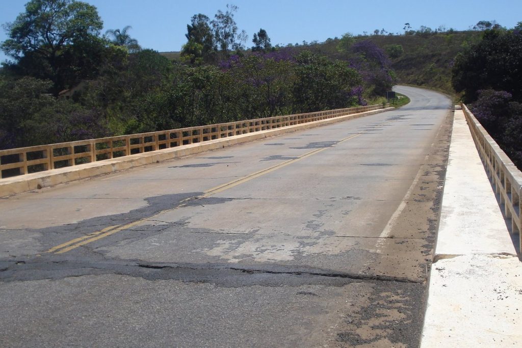 Duplicação da BR-365 avança com 46,4 km de novas pistas entre Uberlândia e Patrocínio e inclui ampliação da ponte sobre o Rio Araguari, além de trevos, retornos e novas interseções