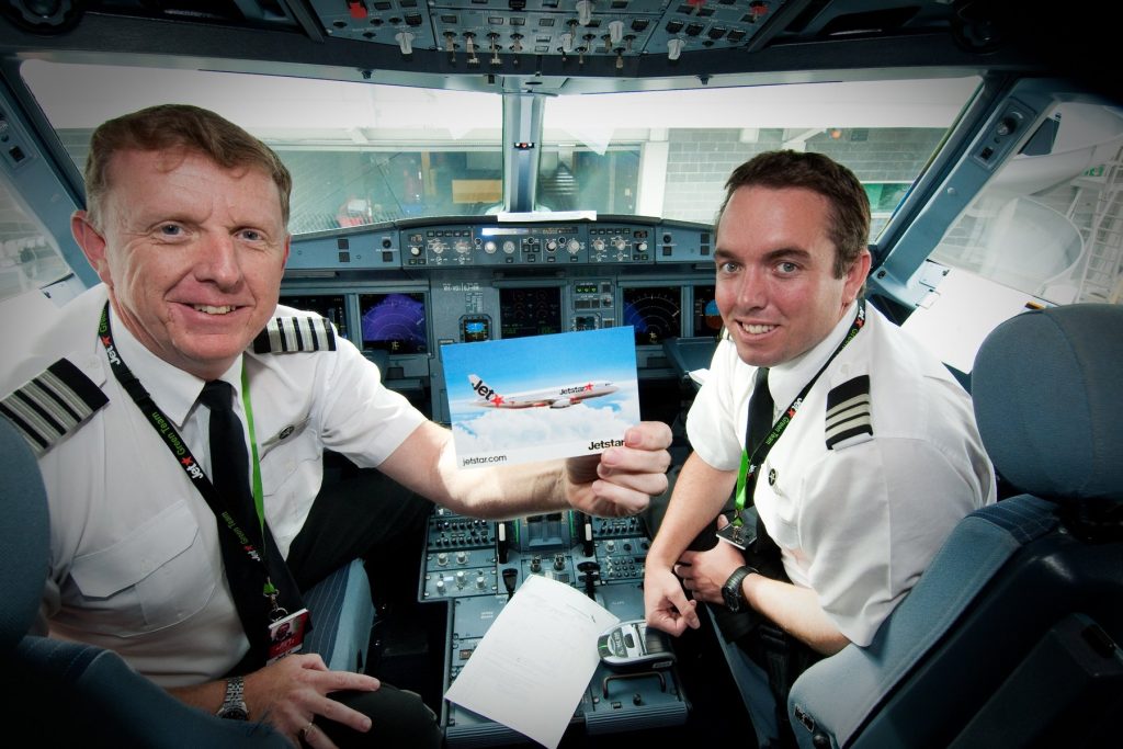 Piloto de avião lidera ranking de profissões desejadas e comandantes podem ganhar até R$ 28 mil, mas formação pode custar entre R$ 80 mil e R$ 150 mil