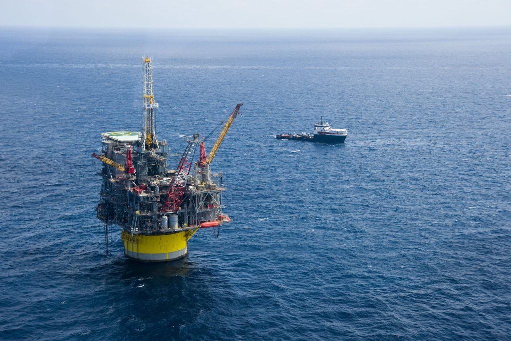 Shell aposta em drones para inspecionar plataformas após furacões e estima economizar quase US$ 50 milhões em três anos; aparelhos transmitirão imagens via Starlink para acelerar avaliações antes da retomada