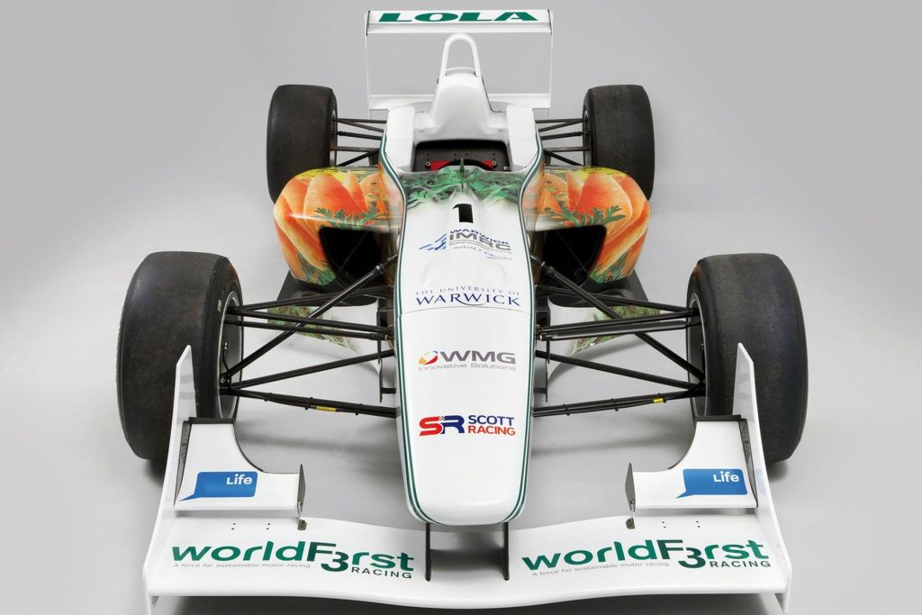 Carro de Fórmula 3 movido a combustível de chocolate, com volante feito de cenoura e carroceria de batata, faz curvas a 201 km/h; universidade inglesa construiu o bólido com peças feitas de plantas