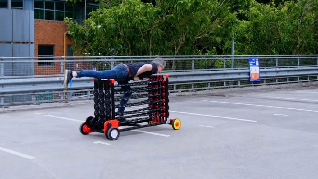 Sem gasolina para se mover, carro com 18 elásticos de academia carrega o próprio criador e percorre mais de 12 metros em teste