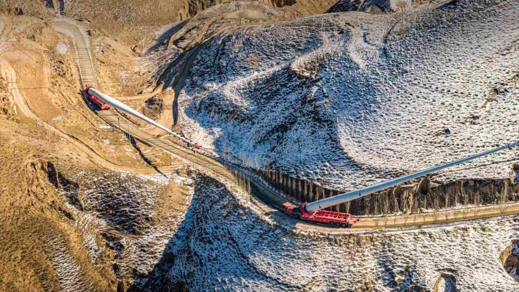 China ergueu no Planalto de Loess usina de 6 GW que junta vento e sol, com pás de 99 metros levadas por estradas de montanha, e manda 12 TWh por ano para a costa