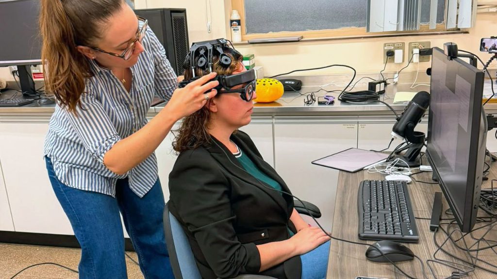 Cientistas brasileiros usam capacete, óculos e sensores para investigar como transtornos mentais se desenvolvem desde a infância Cientistas brasileiros usam capacete, óculos e sensores para investigar como transtornos mentais se desenvolvem desde a infância