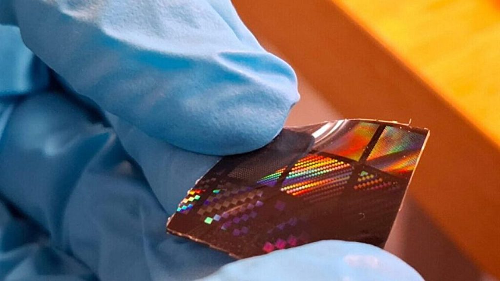 Cientistas criam adesivo transparente de silicone que se fixa à pele como ventosas de polvo e usa mudanças de cor para monitorar sinais cardiovasculares sem componentes eletrônicos