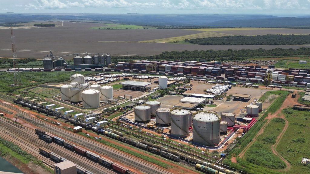 Biodiesel B100 por ferrovia: Cofco leva 400 mil litros de Rondonópolis (MT) a Paulínia (SP) no primeiro embarque da empresa sobre trilhos Biodiesel B100 por ferrovia: Cofco leva 400 mil litros de Rondonópolis (MT) a Paulínia (SP) no primeiro embarque da empresa sobre trilhos