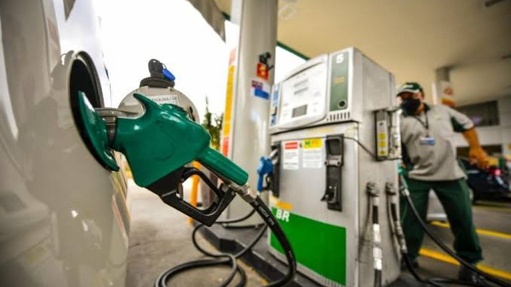 Governo amplia medidas para segurar preços da gasolina, etanol e diesel, com desoneração e subsídios por um mês Governo amplia medidas para segurar preços da gasolina, etanol e diesel, com desoneração e subsídios por um mês