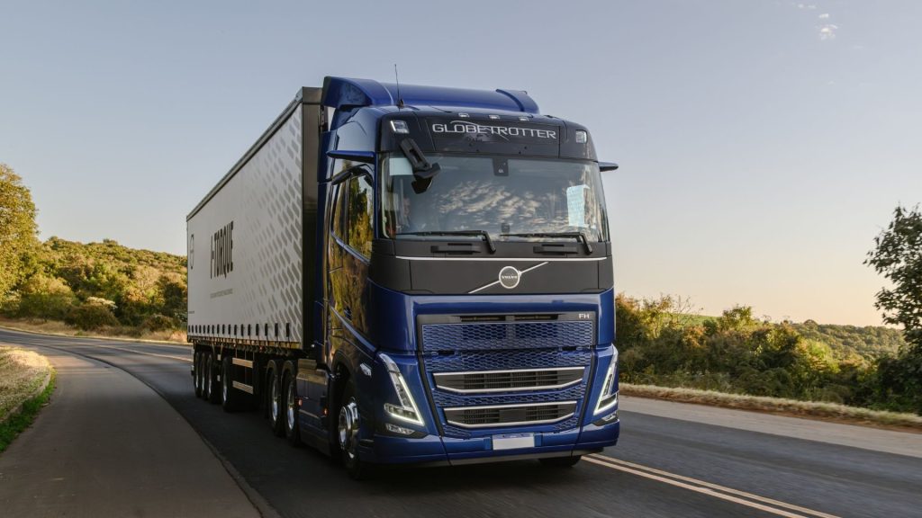 Transportadores com cota do Consórcio Volvo concorrem a 10 caminhões FH 500 6×2 no Clube Fenatran: o primeiro sorteio, de 3 unidades, sai em 28 de outubro pela Loteria Federal e as chaves são entregues na feira Transportadores com cota do Consórcio Volvo concorrem a 10 caminhões FH 500 6×2 no Clube Fenatran: o primeiro sorteio, de 3 unidades, sai em 28 de outubro pela Loteria Federal e as chaves são entregues na feira