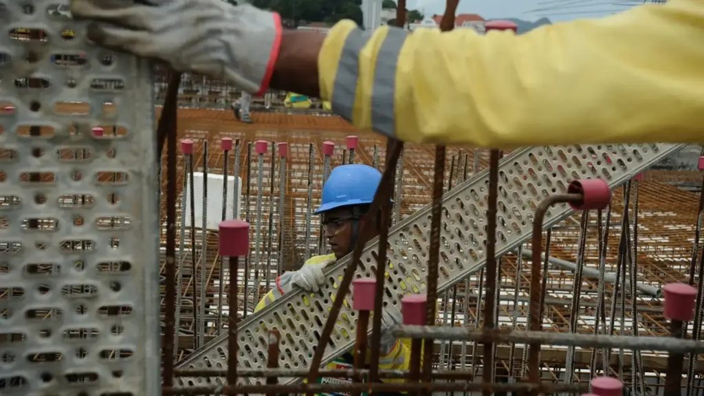 Construir no Brasil fica mais caro: custo da construção civil acumula alta de 6,81% em 12 meses, e metro quadrado já chega a R$ 1.999,73, segundo IBGE
