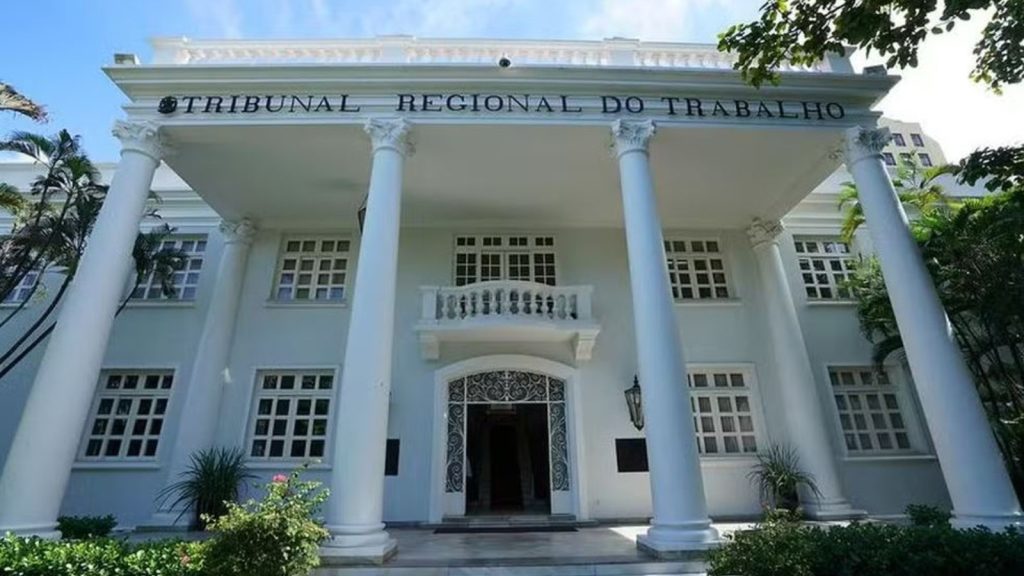 Operador de empilhadeira pediu demissão por uma promessa de emprego, mas a empresa cancelou a vaga, ele ficou sem seguro-desemprego e a Justiça do Trabalho mandou pagar R$ 17,7 mil