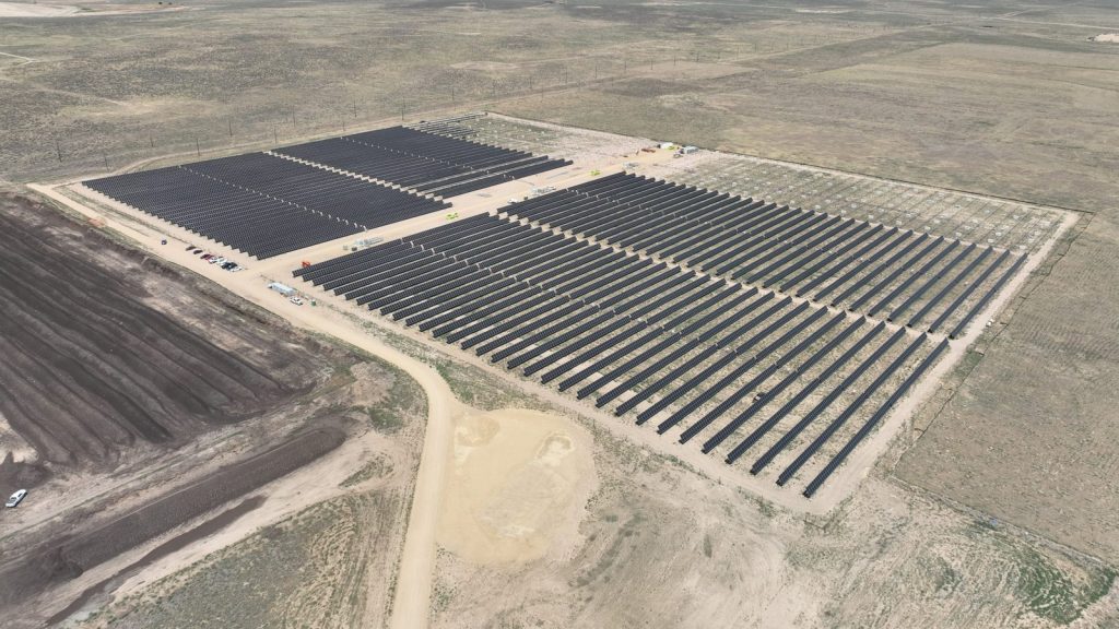 Coors cavou carvão numa mina do Colorado nos anos 80 e agora cobre o mesmo terreno com 16 mil painéis solares para bancar 7% da energia da cervejaria