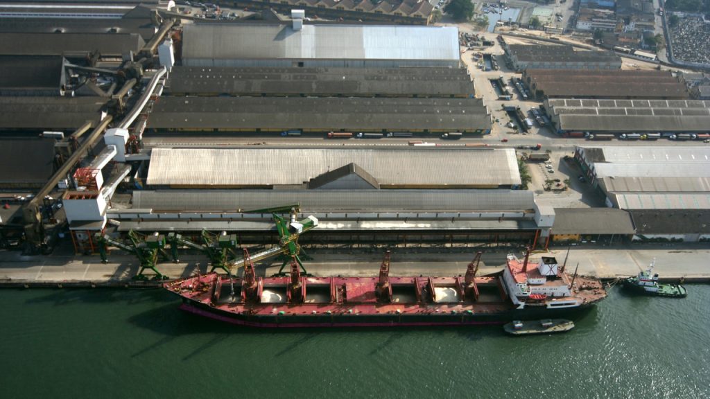 EUA devem enviar proposta ao Brasil para negociar tarifas nas próximas semanas, enquanto governo brasileiro busca redução ampla das cobranças sobre exportações do país