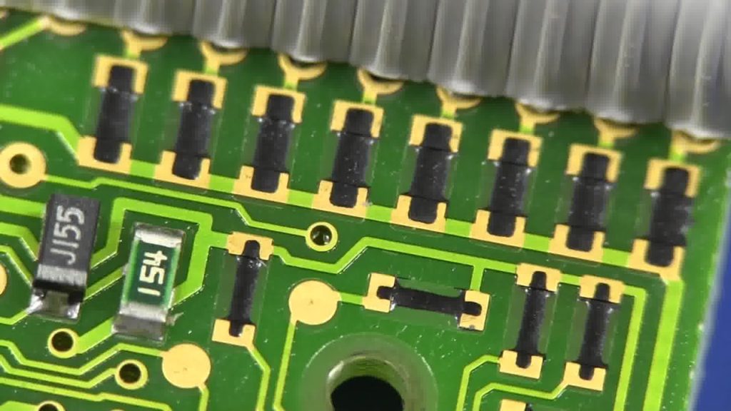 Por que resistores queimam e como escolher o correto: erro de potência faz peça de 1 W passar de 90 °C em 1 minuto e pode danificar LEDs, placas e painéis elétricos Por que resistores queimam e como escolher o correto: erro de potência faz peça de 1 W passar de 90 °C em 1 minuto e pode danificar LEDs, placas e painéis elétricos