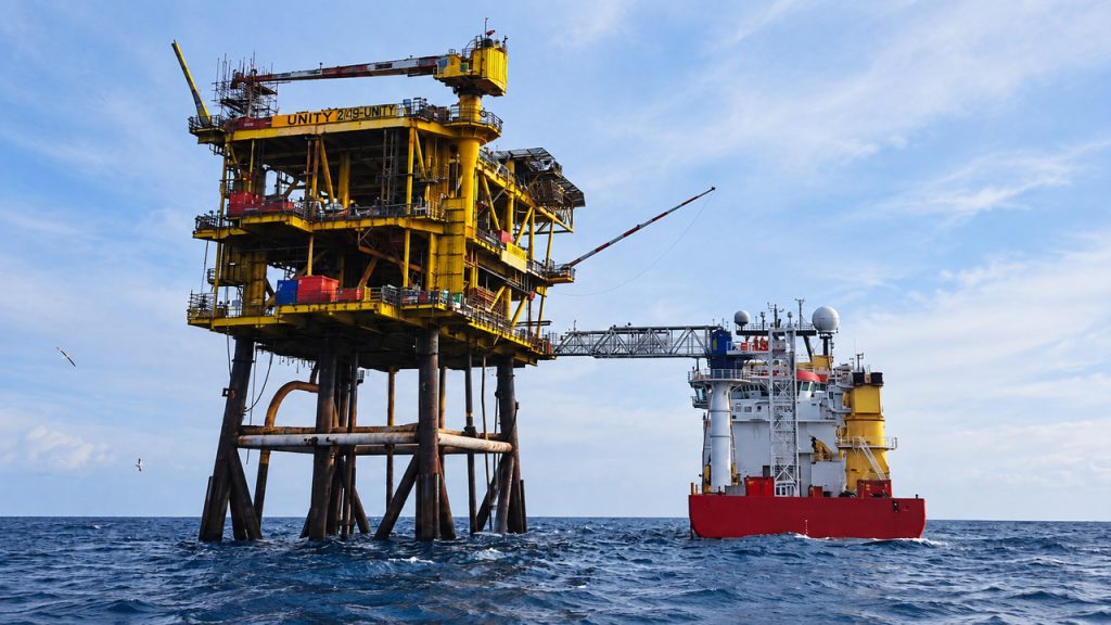 Mais de 160 trabalhadores offshore aprovam greve em sete ativos da Apache no Mar do Norte; sindicato alerta para risco aos dutos e empresa planeja manter operações