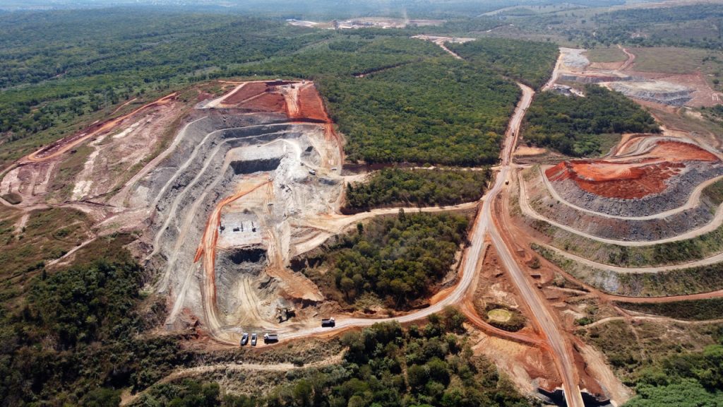 Justiça devolve três licenças à Sigma Lithium em Minas, mas expansão de 1,5 para 5,2 milhões de toneladas segue suspensa e Cava Norte continua sob novas restrições Justiça devolve três licenças à Sigma Lithium em Minas, mas expansão de 1,5 para 5,2 milhões de toneladas segue suspensa e Cava Norte continua sob novas restrições