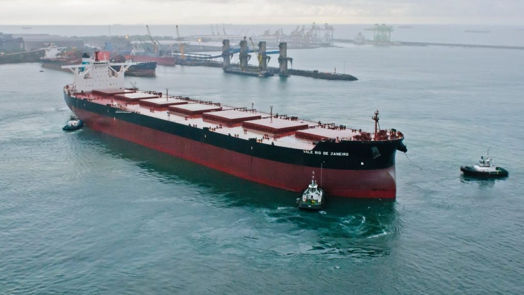 Frete Brasil–Ásia dispara 76%, chega a US$ 41,79 por tonelada e já consome 37% do valor do minério de ferro brasileiro vendido à China, pressionando a margem das mineradoras