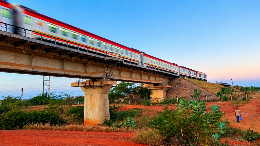 Quênia reserva KSh 5 bilhões para levar ferrovia de Voi à Tanzânia com quatro estações, transporte de cargas e passageiros em novo corredor transfronteiriço na África Oriental