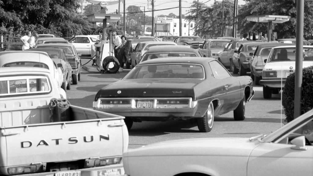 Criador reúne 86 anos de preços da gasolina, e comparação desconta a inflação para separar combustível caro de dinheiro que perdeu valor