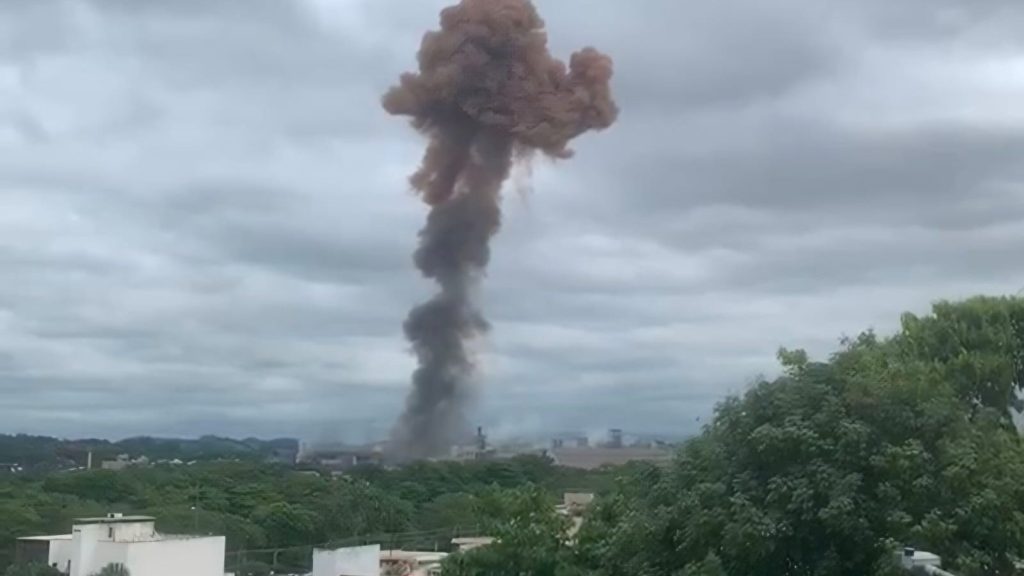 Moradores de Volta Redonda (RJ) viram a fumaça subir da CSN às 13h30, quando ferro-gusa em alta temperatura encontrou umidade no poço de escória da Usina Presidente Vargas, e a Polícia Civil fará perícia