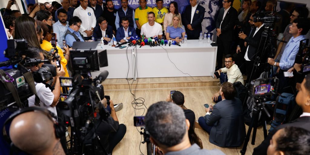 Douglas Ruas critica judicialização da eleição e se declara governador Douglas Ruas critica judicialização da eleição e se declara governador