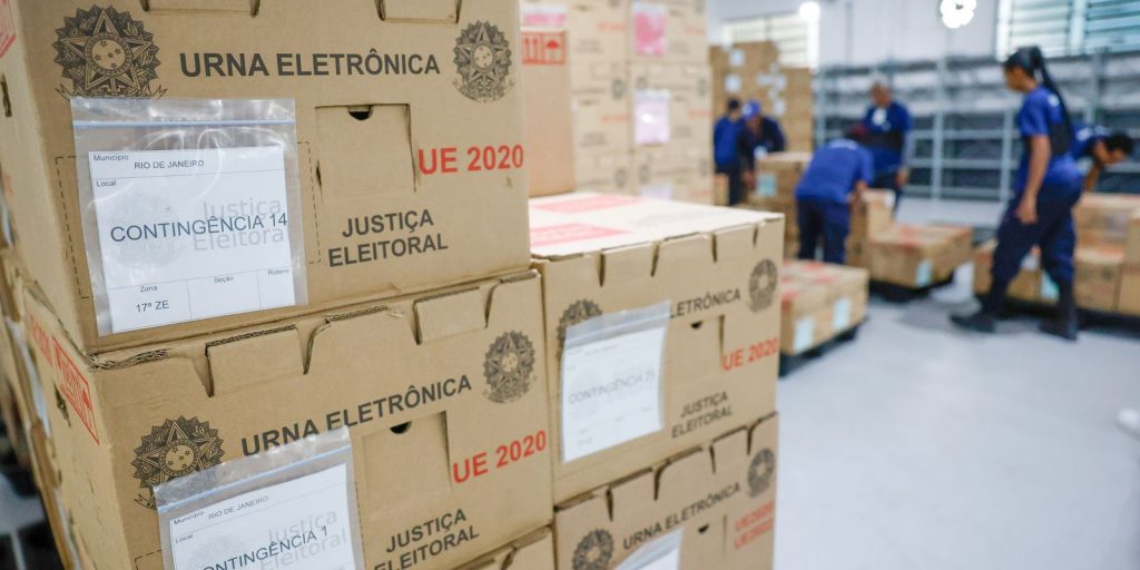 Tribunais distribuem urnas e preparam seções para eleição Tribunais distribuem urnas e preparam seções para eleição