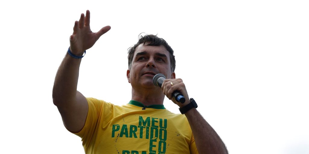 Aliado de Trump diz que Flávio Bolsonaro chegou aos EUA Aliado de Trump diz que Flávio Bolsonaro chegou aos EUA
