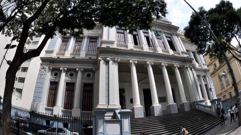 DER-MG terá de ressarcir R$ 150 mil por árvore caída na MG-188 que fez caminhão capotar e matou o motorista, e Justiça derruba tese de ventos fortes DER-MG terá de ressarcir R$ 150 mil por árvore caída na MG-188 que fez caminhão capotar e matou o motorista, e Justiça derruba tese de ventos fortes