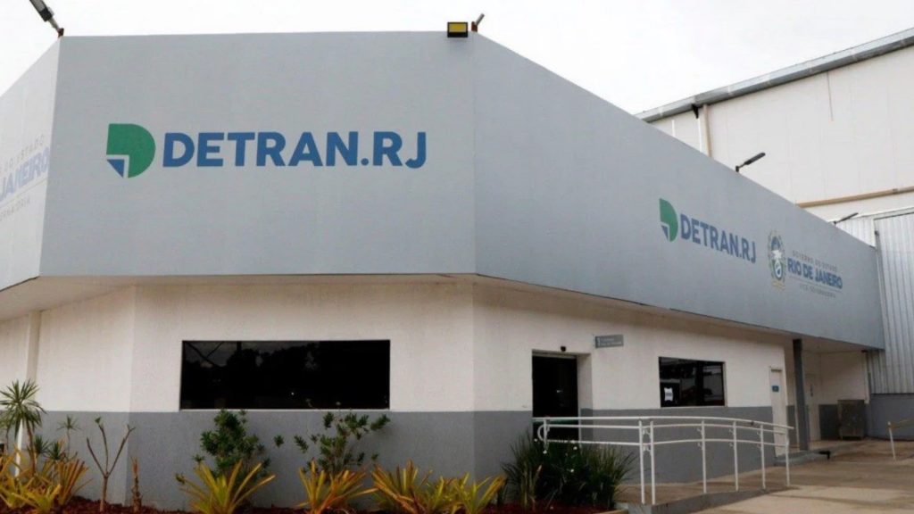 Quem comprou carro usado no Rio e estourou os 30 dias para transferir durante a greve do Detran-RJ não vai pagar a multa de R$ 195,23, mas os servidores voltam a votar na quinta (29)
