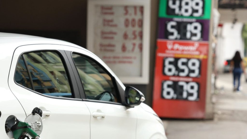 R$ 6,10 por litro no diesel importado contra R$ 4,44 nas refinarias: preço de setembro passa o pico da guerra de 2022, e governo põe mais R$ 6,17 bilhões no subsídio para segurar a bomba