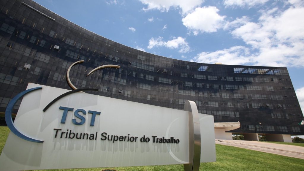 Trabalhadores com jornada de 40 horas semanais podem ganhar 9% a menos por hora extra se o sindicato assinar o divisor 220: o TST tornou a cláusula válida numa tese que vale para todos os processos Trabalhadores com jornada de 40 horas semanais podem ganhar 9% a menos por hora extra se o sindicato assinar o divisor 220: o TST tornou a cláusula válida numa tese que vale para todos os processos