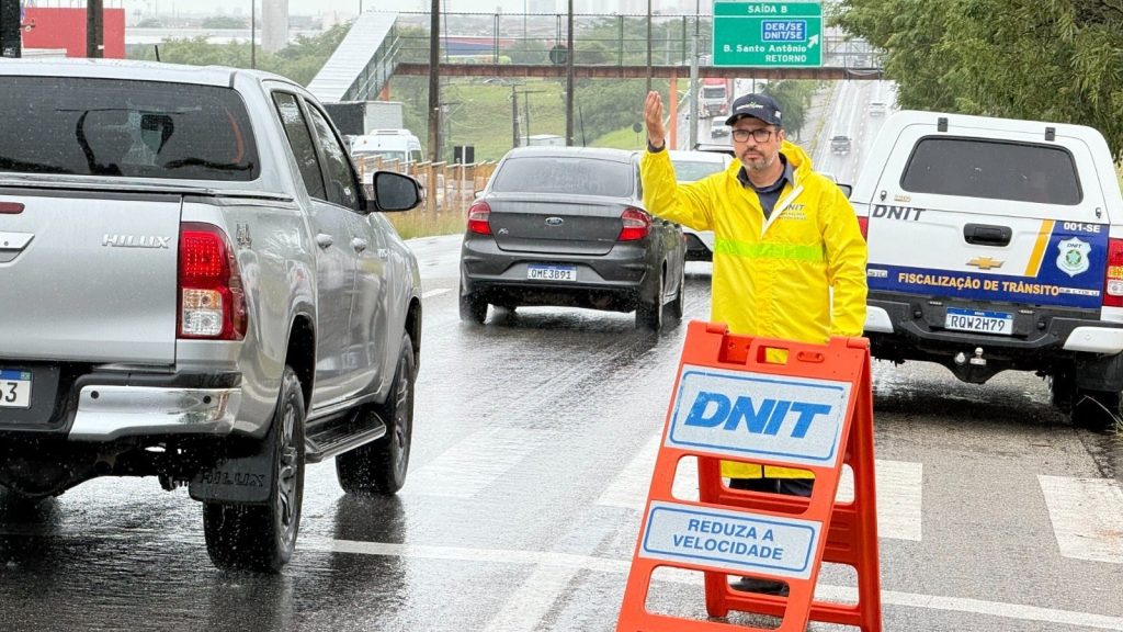 Motoristas multados em rodovias federais têm 30 dias para se defender ou indicar quem dirigia: o DNIT publicou edital com 130.073 autuações no Diário Oficial