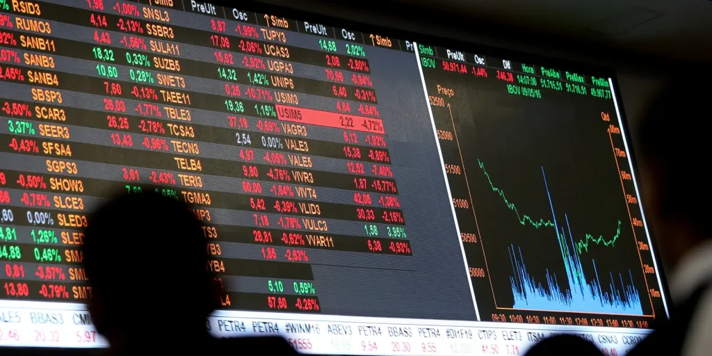Dólar cai a R$ 5, e bolsa sobe quase 8% após primeiro turno Dólar cai a R$ 5, e bolsa sobe quase 8% após primeiro turno