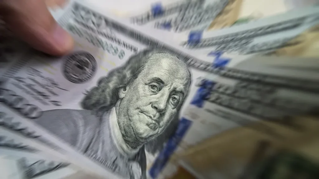 Dólar hoje cai a R$ 5,02, acompanhando exterior e com eleições em foco