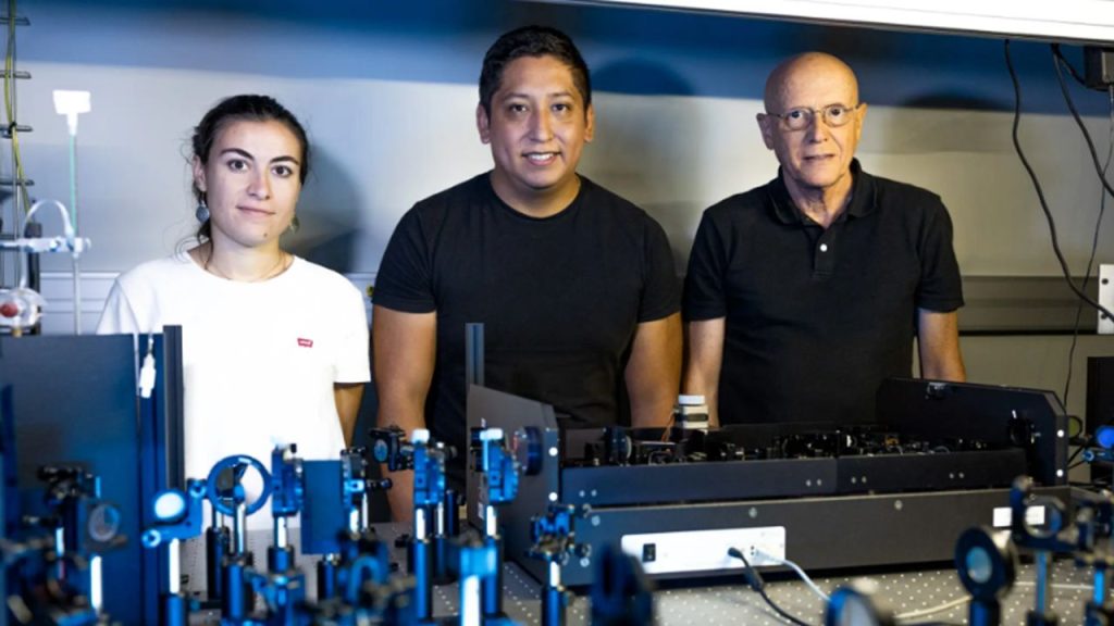 Cientistas usam prata para reduzir perdas em células solares e abrem caminho para eficiência próxima de 43%, ainda como possibilidade teórica Cientistas usam prata para reduzir perdas em células solares e abrem caminho para eficiência próxima de 43%, ainda como possibilidade teórica