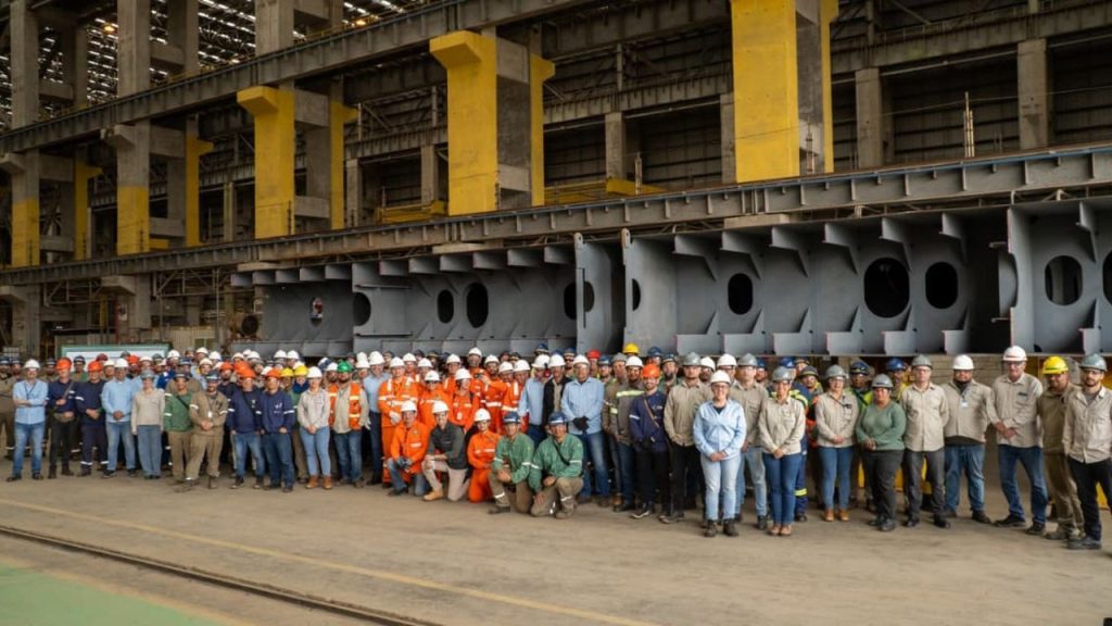 Trabalhadores do Estaleiro Rio Grande (RS) batem a quilha do primeiro de 4 navios Handymax da Transpetro seis meses depois de cortar o aço, com mais de 500 profissionais mobilizados no ano