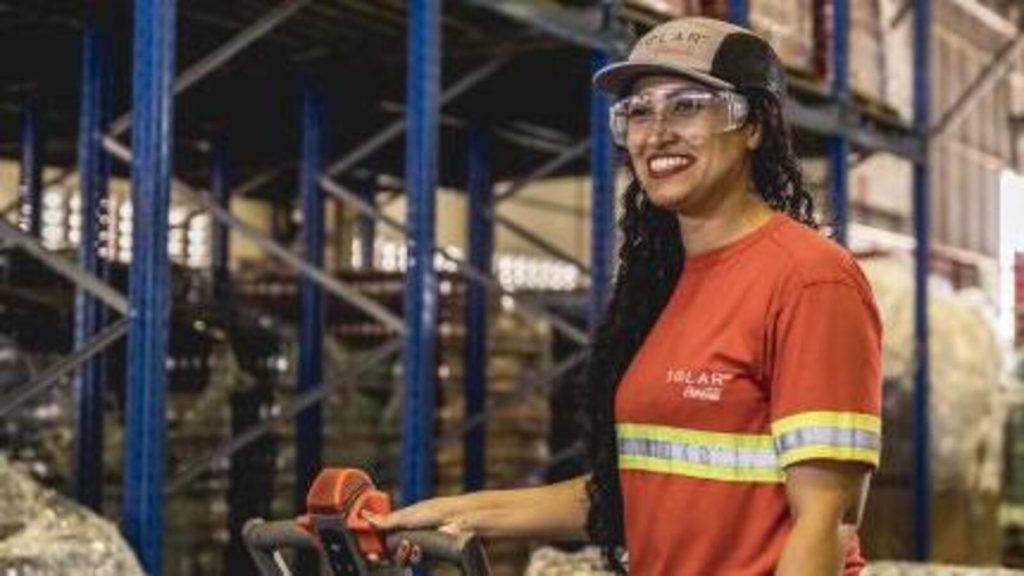 Solar Coca-Cola abre 202 vagas de emprego em Mato Grosso para quem tem ensino fundamental ou médio, com contratos efetivos e temporários, plano de saúde e benefícios Solar Coca-Cola abre 202 vagas de emprego em Mato Grosso para quem tem ensino fundamental ou médio, com contratos efetivos e temporários, plano de saúde e benefícios