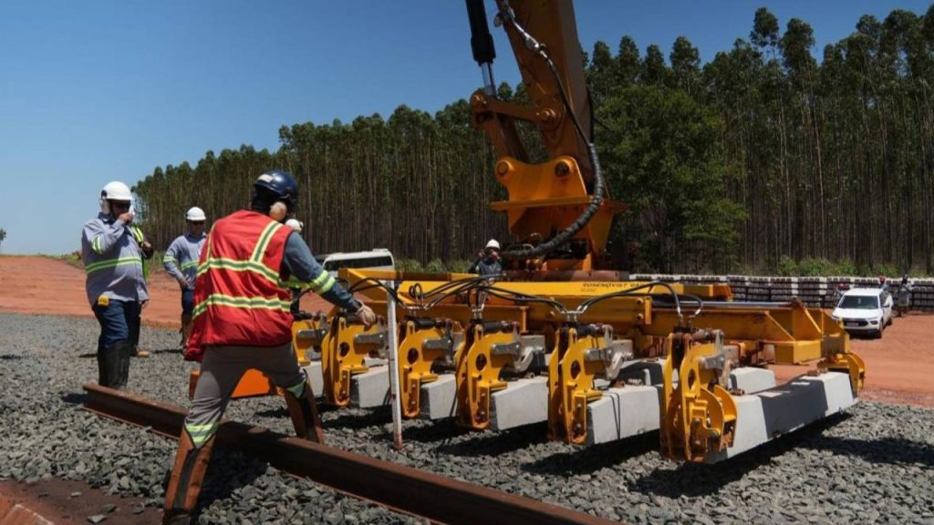 Romário, operador de equipamento pesado, instalou o primeiro dos 95 mil dormentes da primeira shortline privada do Brasil, a ferrovia da celulose da Arauco em Inocência (MS), que já passa de 60% das obras