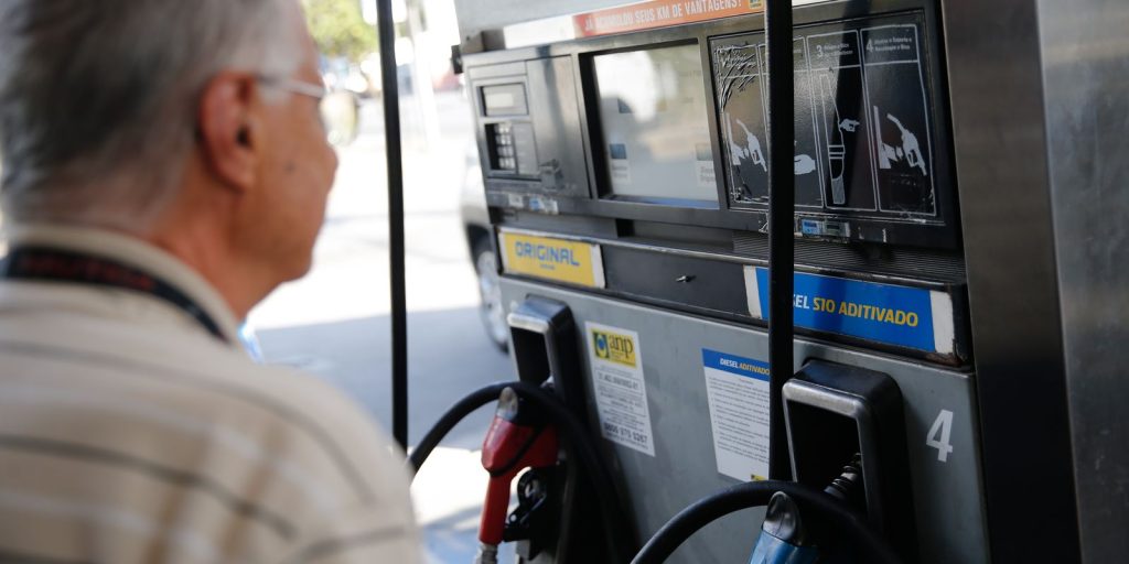 Governo prorroga por um mês subvenção de R$ 2,12 ao diesel