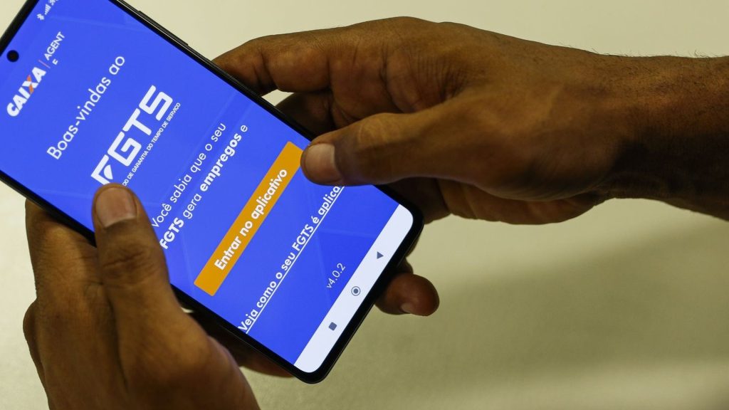 Saque-aniversário do FGTS: só até 31 de outubro dá para dar 5 saques em garantia, depois são 3 e o teto cai de R$ 2.500 para R$ 1.500, mas contrato antigo não muda