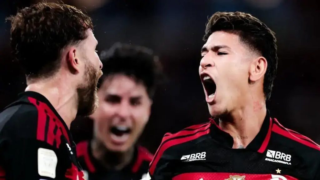 Flamengo vence Atlético-MG em pênalti polêmico e reassume liderança
