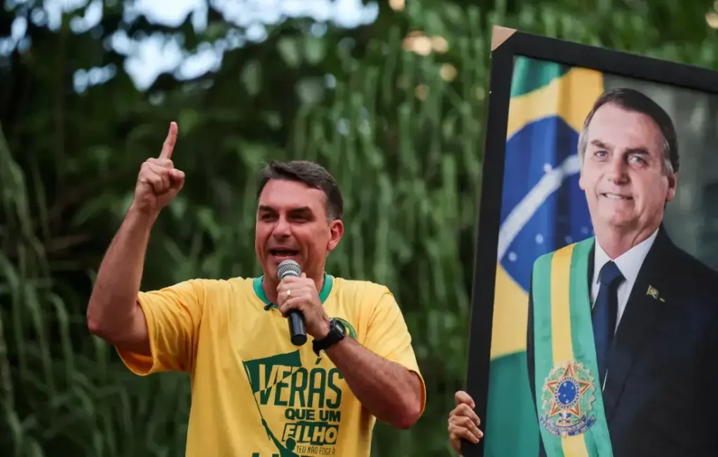 Flávio visita Jair Bolsonaro pela segunda vez após fim da proibição de Moraes